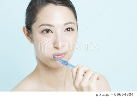 歯磨きをする女性 歯磨きをする女性 69664904