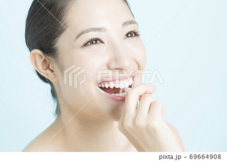 歯間ブラシをする女性 69664908