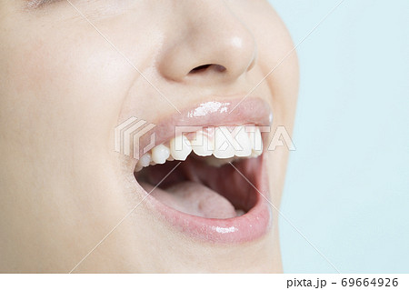 白い歯の女性 白い歯の女性 69664926