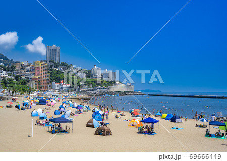 海水浴シーズンの熱海サンビーチ 海水浴シーズンの熱海サンビーチ 69666449