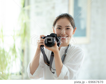 カメラを構える可愛い女性の写真素材