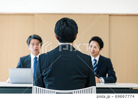 企業の面接を受ける男性 69667774