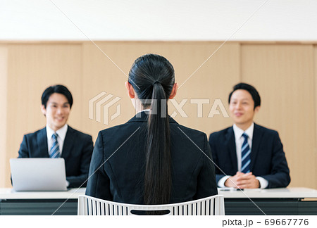 企業の面接を受ける女性 企業の面接を受ける女性 69667776
