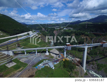 2021年3月開通予定の新阿蘇大橋、2016年4月の熊本地震で倒壊後に建設されている新阿蘇大橋 2021年3月開通予定の新阿蘇大橋、2016年4月の熊本地震で倒壊後に建設されている新阿蘇大橋 69668187