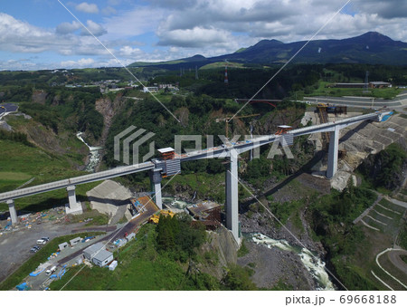 2021年3月開通予定の新阿蘇大橋、2016年4月の熊本地震で倒壊後に建設されている新阿蘇大橋 69668188