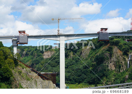 21年3月開通予定の新阿蘇大橋 16年4月の熊本地震で倒壊後に建設されている新阿蘇大橋の写真素材