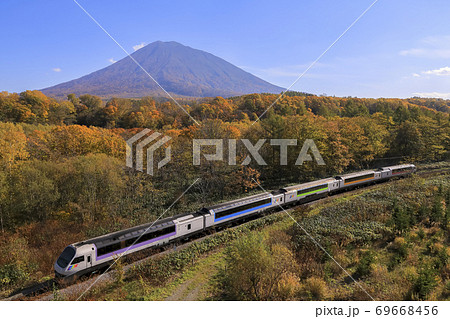函館幹線kiha 1 一輛以秋葉山為背景 貫穿秋葉的度假列車 照片素材 圖片 圖庫