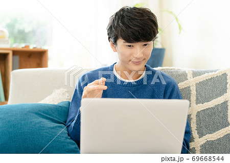 リモートミーティングをする若い男性 リモートミーティングをする若い男性 69668544