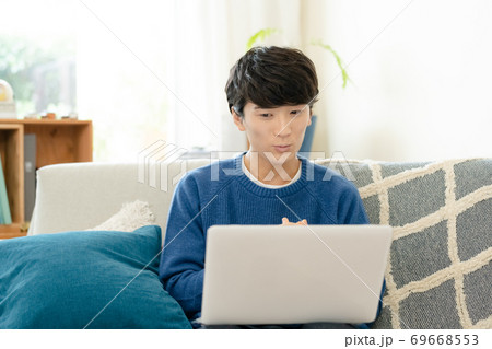 リモートミーティングをする若い男性 リモートミーティングをする若い男性 69668553