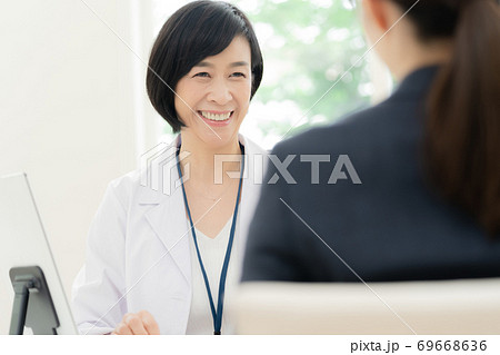 医師と面談するビジネスウーマン 69668636