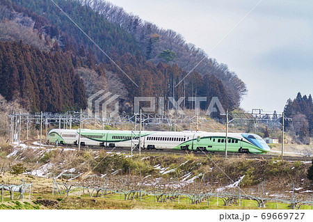 庭坂カーブととれいゆつばさ車両　福島県福島市 69669727