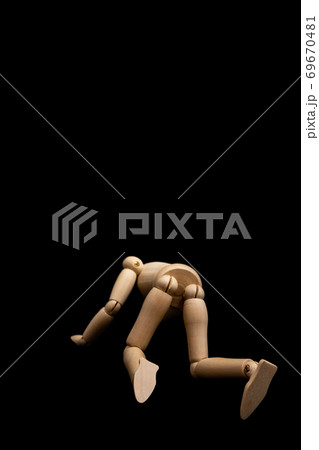 転ぶ人　倒れる人　四つん這い 69670481