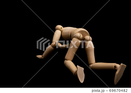 転ぶ人　倒れる人　四つん這い 69670482