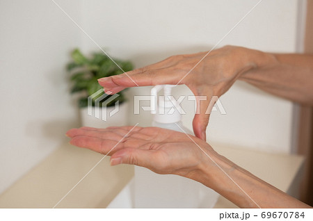 コロナ対策玄関で手の消毒除菌 69670784