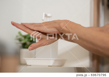 コロナ対策玄関で手の消毒除菌 69670796