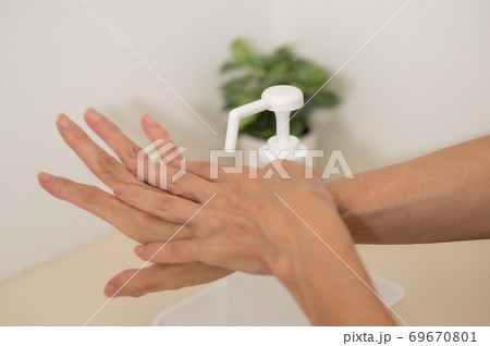 コロナ対策玄関で手の消毒除菌 69670801