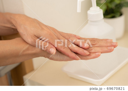 コロナ対策玄関で手の消毒除菌 69670821