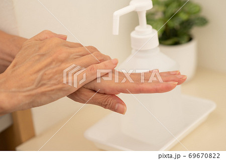 コロナ対策玄関で手の消毒除菌 69670822