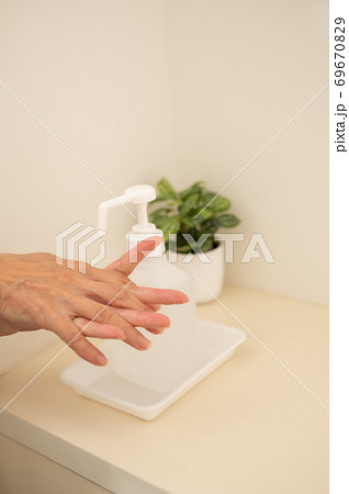 コロナ対策玄関で手の消毒除菌 コロナ対策玄関で手の消毒除菌 69670829