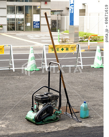 アスファルト舗装工事用の締固め機 アスファルト舗装工事用の締固め機 69671619
