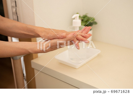 コロナ対策玄関先で除菌ジェル 69671628