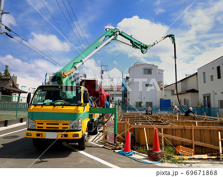 生コンの打設　住宅建設 69671868
