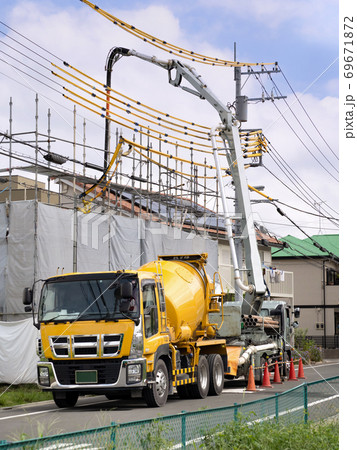 生コンの打設　住宅建設 69671872
