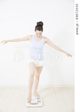 体重計に乗る女性 69672030