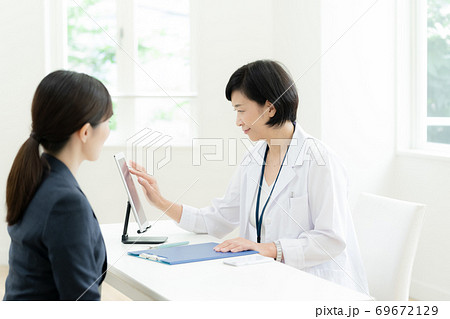 産業医と面談するビジネスウーマン 69672129