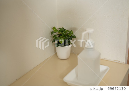 コロナ対策玄関先でアルコール除菌 69672130