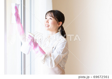 窓ふきする家事代行の若い女性スタッフ 窓ふきする家事代行の若い女性スタッフ 69672561