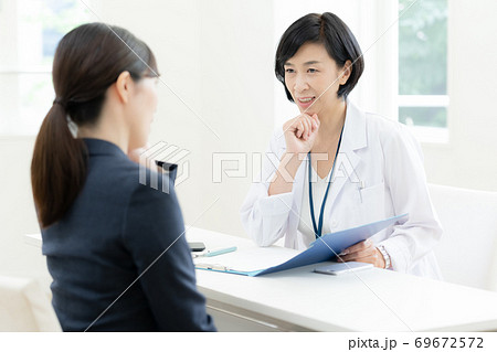産業医と面談するビジネスウーマン 69672572