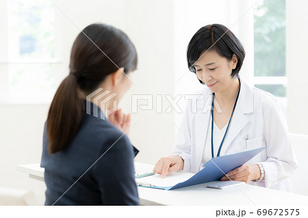 産業医と面談するビジネスウーマン 69672575