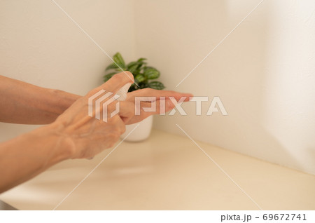 コロナ対策持ち運び用小型アルコール除菌スプレー コロナ対策持ち運び用小型アルコール除菌スプレー 69672741