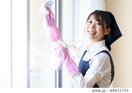 窓ふきする家事代行の若い女性スタッフ 窓ふきする家事代行の若い女性スタッフ 69672754