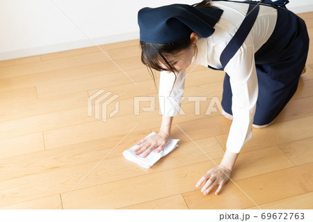 床を拭く家事代行の若い女性スタッフ 69672763
