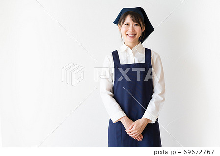 家事代行の若い女性スタッフ 家事代行の若い女性スタッフ 69672767