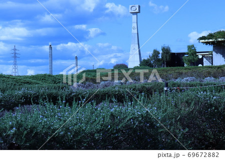 公園と塔の写真です 69672882