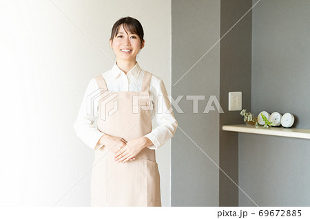 家事代行の若い女性スタッフ 家事代行の若い女性スタッフ 69672885