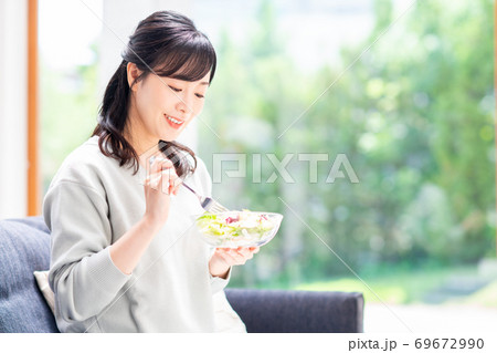 サラダを食べるミドルの女性 69672990