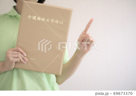 介護福祉士の女性 介護福祉士の女性 69673370