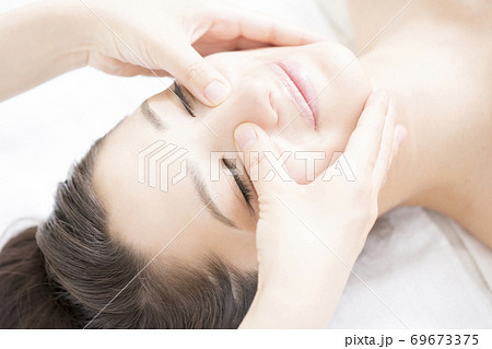 小顔マッサージ 69673375