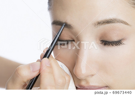 眉を描く女性 眉を描く女性 69673440