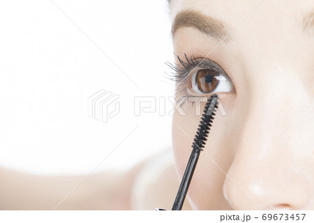 マスカラを塗る女性 69673457