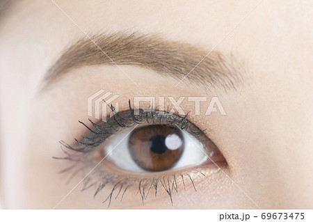 女性の目元 69673475