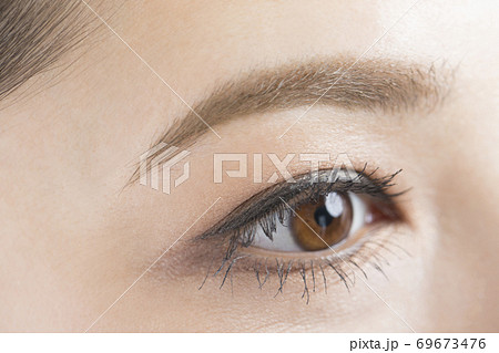 女性の目元 69673476