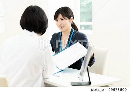 医師に情報提供するMR女性 医師に情報提供するMR女性 69673600