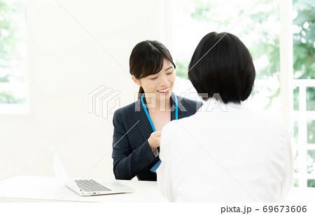 医師に情報提供するMR女性 医師に情報提供するMR女性 69673606