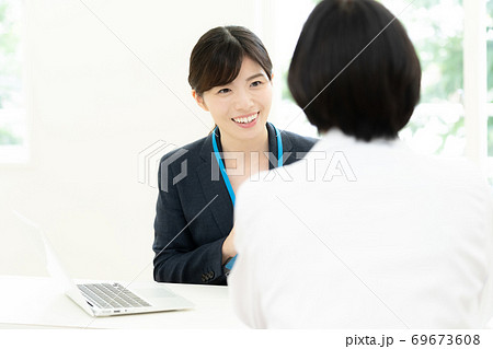 医師に情報提供するMR女性 医師に情報提供するMR女性 69673608
