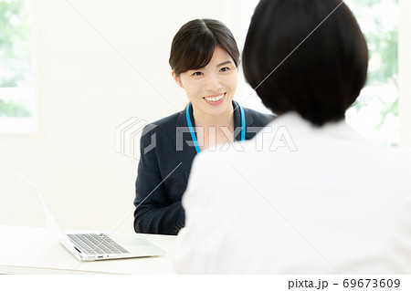 医師に情報提供するMR女性 医師に情報提供するMR女性 69673609